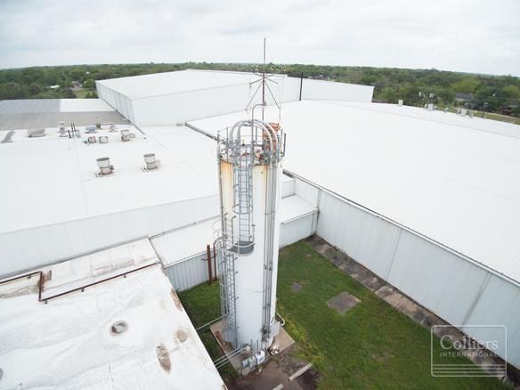 For Sale | 336,936 SF South Texas Industrial Facility: 516 W Live Oak St, Cuero, TX 77954